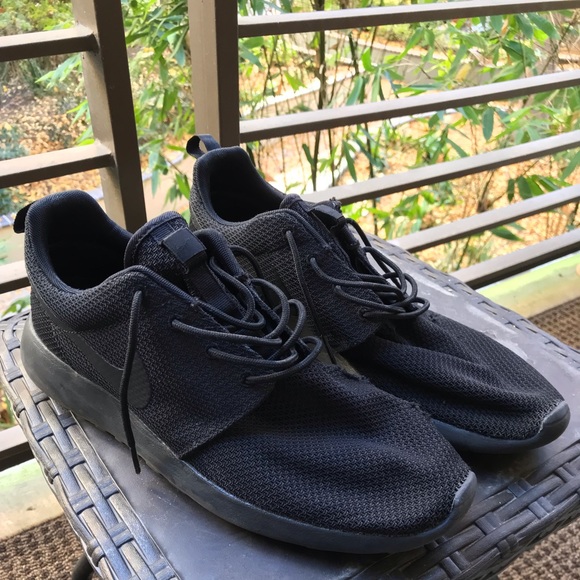 roshe run triple black